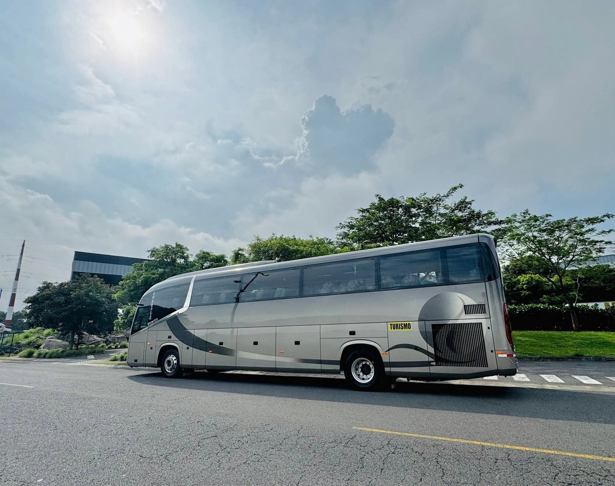 Autobús Irizar i6 de Rogotours estacionado junto a una zona verde